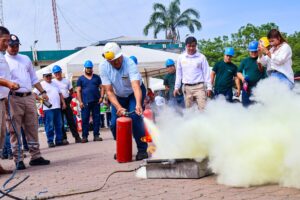 BOMBEROS DE MILAGRO FORTALECEN LA CULTURA DE PREVENCIÓN EN FERIA DE SEGURIDAD Y SALUD LABORAL